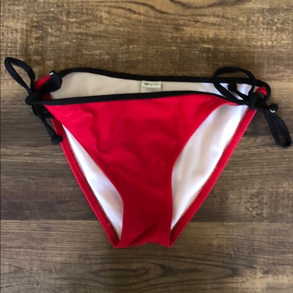 Split black and red two piece bikini - Picture 4 of 6